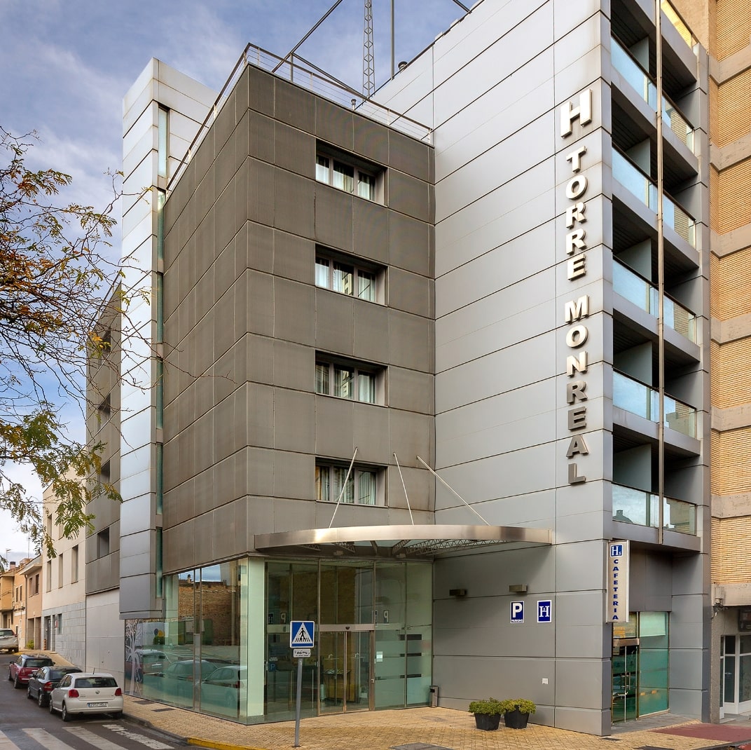 imagen exterior fachada hostal torre monreal